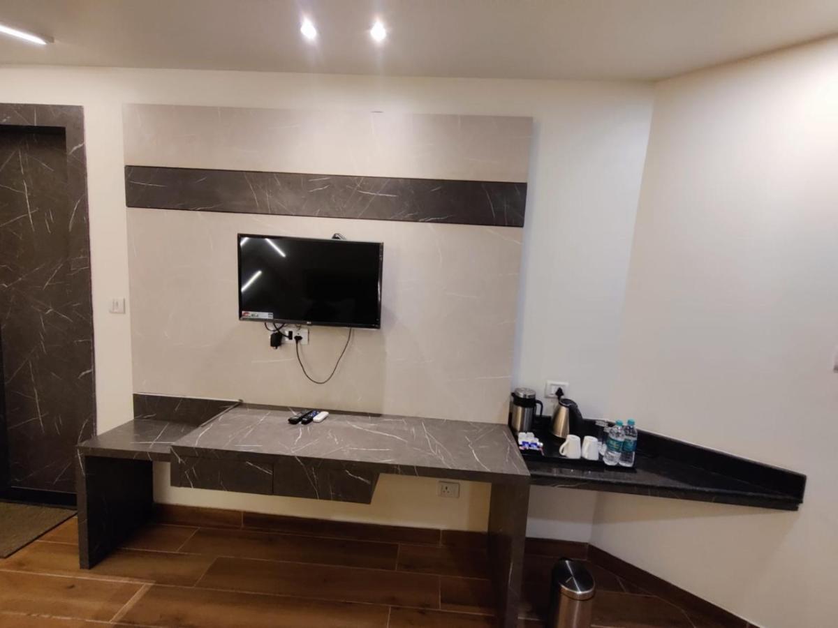 Hotel D Silverleaf لاكناو المظهر الخارجي الصورة